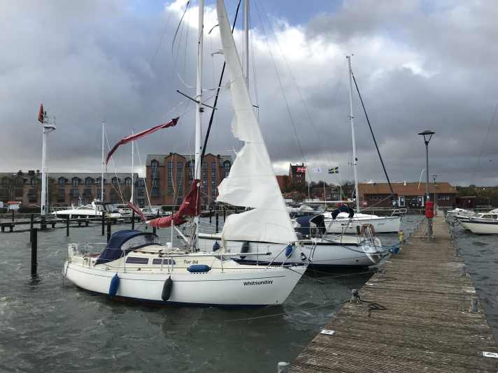   Heiligenhafen: A furling headsail has torn loose, beats in the squalls and finally tears apart