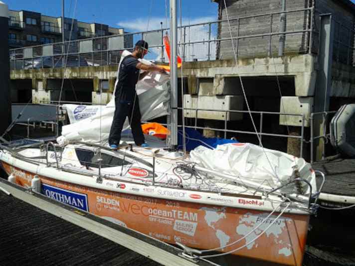   Die Maxus 22 "Atlantic Puffin" vor dem Start in Plymouth