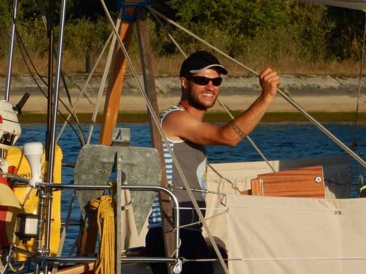   Martin Finkbeiner an Bord der "Aracanga" während des allerersten kurzen Stücks auf dem Rhein kurz nach der Abfahrt Mitte Juli 2018
