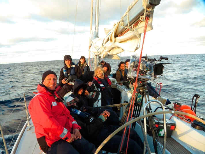   Am Set: Das Filmteam beim Dreh an Bord