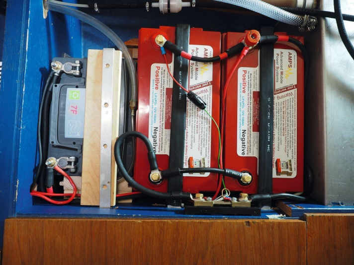   Les dimensions des accumulateurs lithium-phosphate de fer correspondent à celles des accumulateurs au plomb classiques. La capacité est deux fois plus élevée
