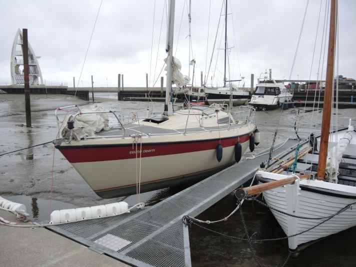   L'Etap 26 "Seute Deern", ici lors d'une précédente croisière, dans le port de Juist. Le KNRM néerlandais l'a remorqué jusqu'à Delfzijl.