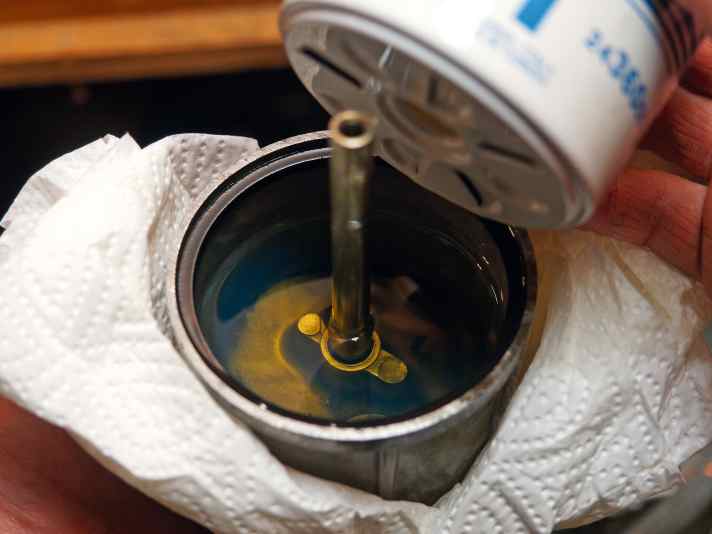 Uno sguardo al prefiltro consente di riconoscere facilmente la contaminazione esistente. La peste del gasolio o i serbatoi arrugginiti provocano depositi visibili nella cartuccia del filtro. Con un buon carburante e serbatoi puliti, dovrebbe essere solo leggermente scolorita al massimo, anche dopo più di 100 ore di funzionamento.