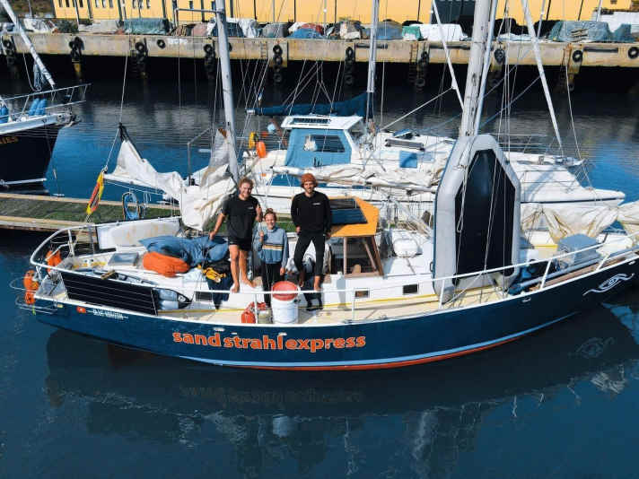   Thilo Ernst, Leonie Maßmann et Jonas Manke (de gauche à droite) sur leur yacht en acier