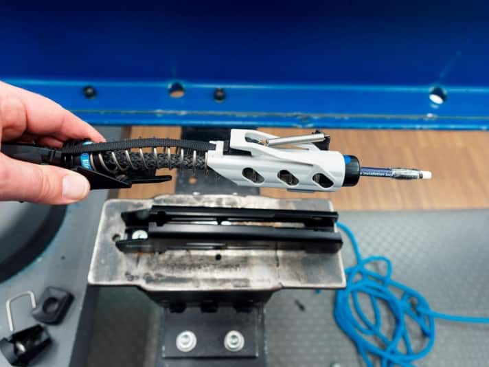   L'intérieur du XTX de Spinlock. La pince fonctionne avec un tube tressé en technora. La tige en bois sert d'aide à l'enfilage de la drisse.