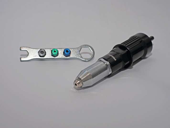   The tool is made entirely of metal and comes with three nosepieces for rivet diameters from 3 to 6.4 millimetres