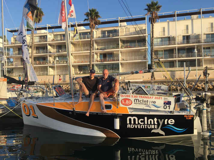   Organiser Don McIntyre (r.) and race director Lutz Kohne on construction number 1 "Trekka"