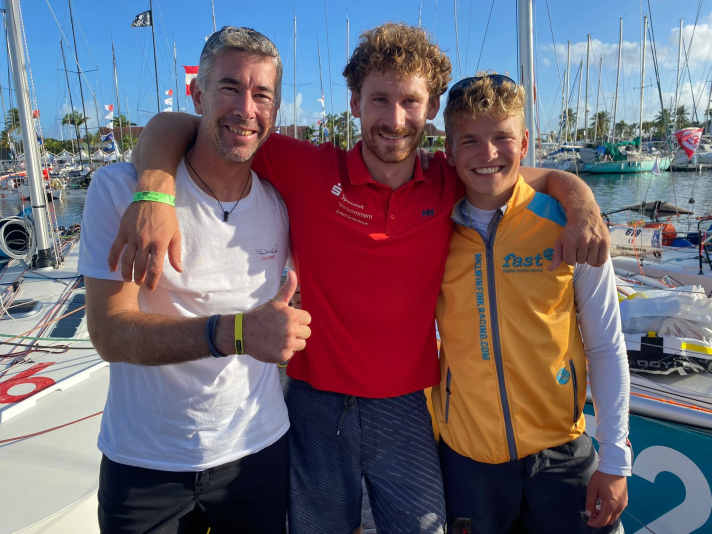   Das deutsch-österreichische Dream Team: Melwin Fink (r.), Lennart Burke (M.) und der Österreicher Christian Kargl hatten ihre Kräfte bei dieser 23. Auflage des Mini-Transats von Beginn an immer wieder gebündelt und sich gegenseitig beigestanden. Das jüngste Dreier-Bild entstand nach dem Finale in Saint-François und setzte den optischen Schlusspunkt für das gelungene Miteinander