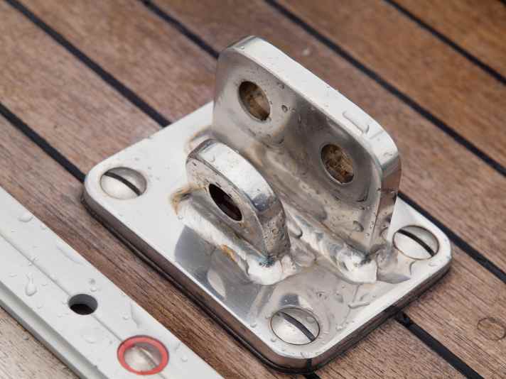 Pour éviter que la rouille ne s'installe sur les surfaces rugueuses, toutes les pièces en acier inoxydable sur le pont doivent être régulièrement polies.