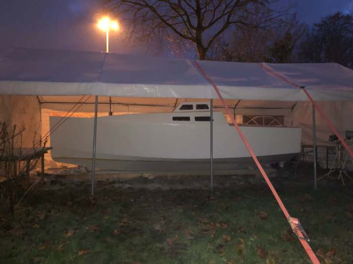   Lützelbergers Gartenwerft: Seit Sommer 2020 arbeitet der junge Maschinenbauingenieur an seinem Boot. Mittlerweile ist es gedreht und lackiert.