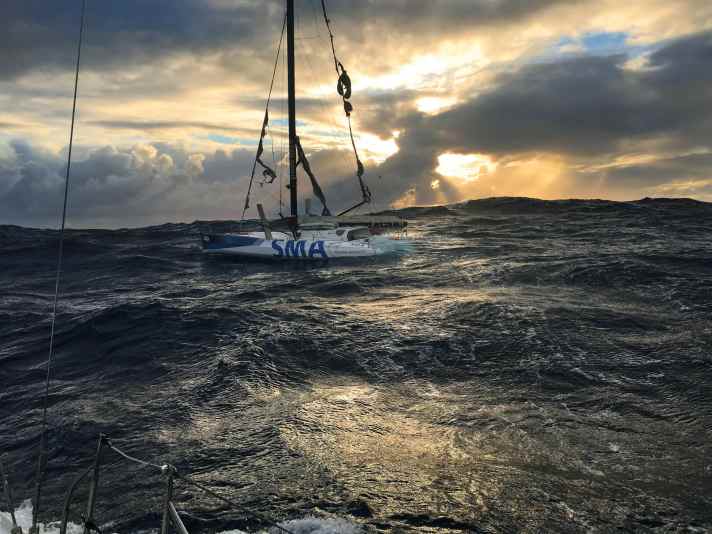 Tricky manoeuvres against a dramatic backdrop: Adrien Hardy has transferred to the drifting "SMA"