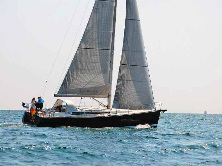   Lunghezza scafo 13,15 m; larghezza 3,96 m; peso 10,0 tonnellate; prezzo 595.000 euro