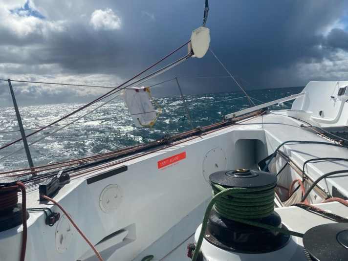   Probabilmente l'equipaggio non potrà continuare il tentativo di record fino a giovedì. Ecco la vista da bordo di "Use it again!" verso l'orizzonte