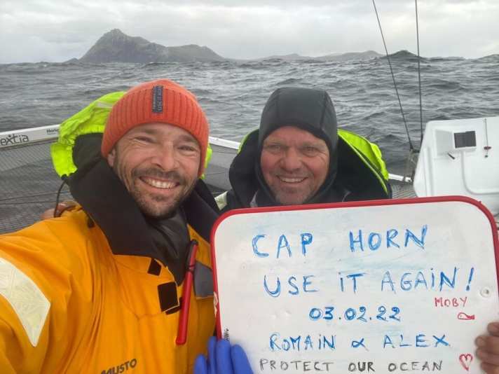   Für Alex Pella war es die vierte Begegnung mit Kap Hoorn, für Romain Pillard die erste. Beiden sieht man die Strapazen, aber auch das Glück über die bis dahin gelungene Passage an