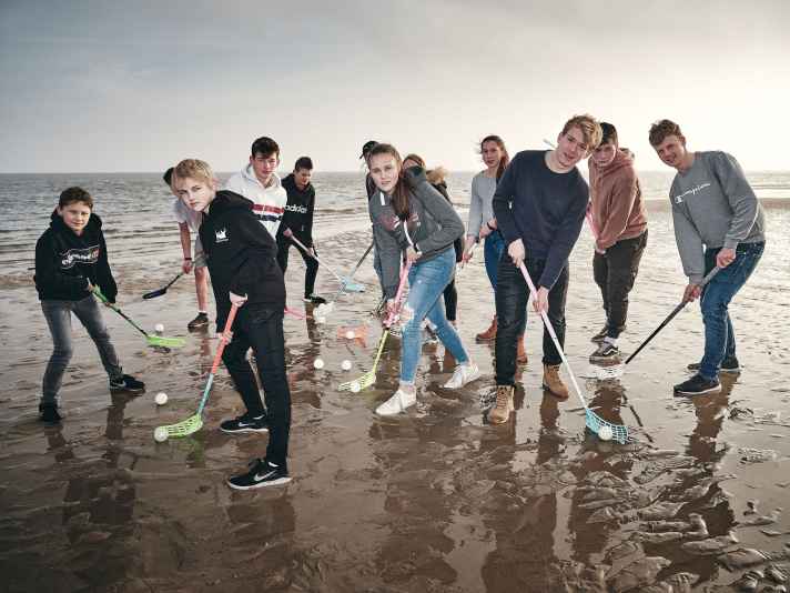   Jouer au floorball sur la plage sud de Föhr - l'exposition "Inseljugend" montre des scènes de cohésion...