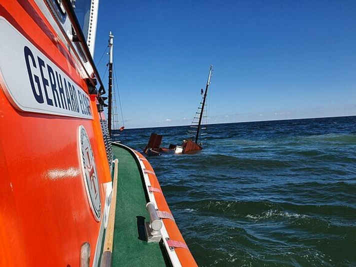   Das Seenotrettungsboot "Gerhard Elsner" sichert den Unglücksort bis zum Eintreffen der Wasserschutzpolizei ab