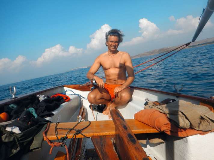   Friedl at the tiller of his simply equipped dinghy. If there is no wind, he reaches for the oars