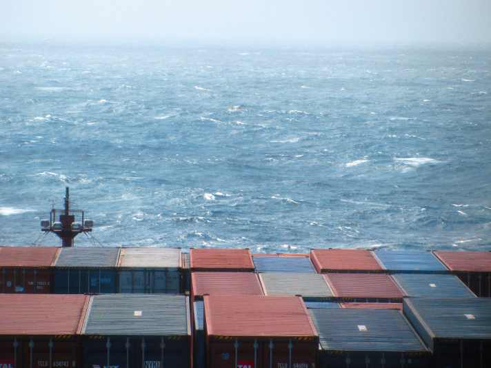   Winziges Boot in aufgewühlter See – ein Suchbild. Wenngleich ein Rettungsflugzeug die Position übermittelt, scheint es beinahe aussichtslos, den Segler inmitten der Wellen zu entdecken (mittig im oberen Drittel des Bildes)
