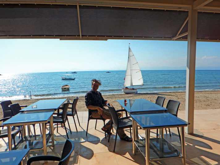   Sea, beach, dinghy and a small pub in front of it - that's all a single-handed sailor needs to be happy