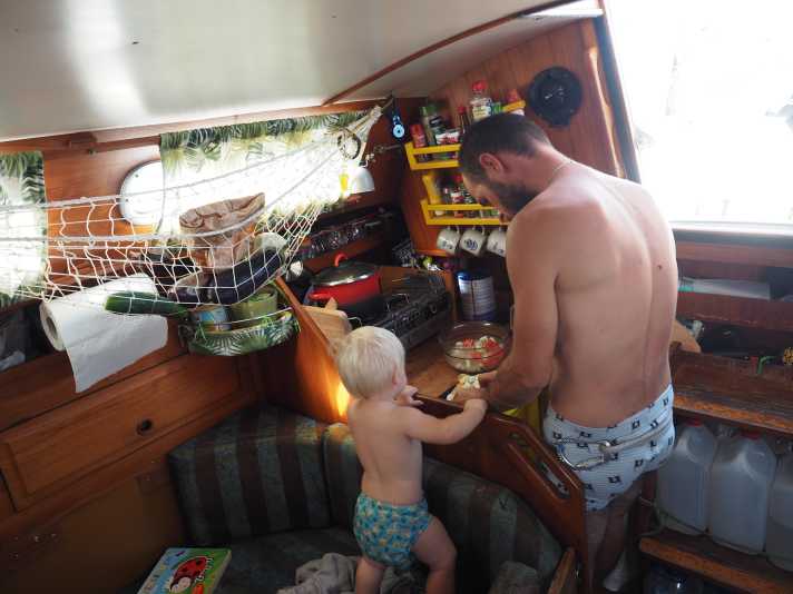   Père et fille préparant le repas