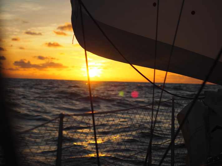   Le soleil se couche à nouveau à la proue