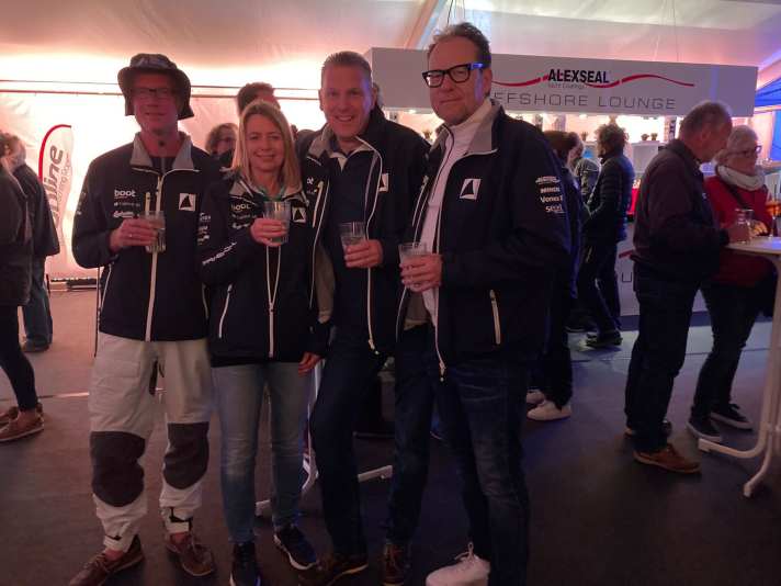 Auch nachts bester Laune im Regattazelt auf Helgoland (v. l.): Gero Brugmann, Claudia Neugebauer, Oliver Gillerke und Ralph Lehmann (Capitell)