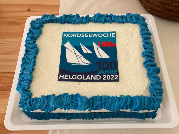 Un premio meritato per il team della Regattagemeinschaft Nordseewoche e per tutti i collaboratori: la torta bianca e blu è stata servita sull'isola la sera del lunedì di Pentecoste. Addio, Helgoland, sei stata davvero di buon umore in questo anno di anniversario.
