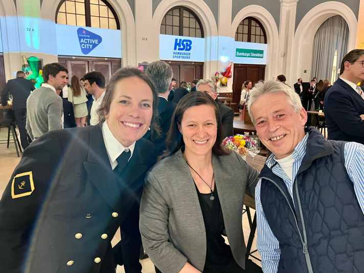   Un trio di buontemponi al Gala dello Sport di Amburgo (da destra): Matze Steiner, esperto di vela della NDR, Anne Patzwald, giocatrice di basket in carrozzina, e Susann Beucke. Le due donne partecipano insieme alla Helga Cup