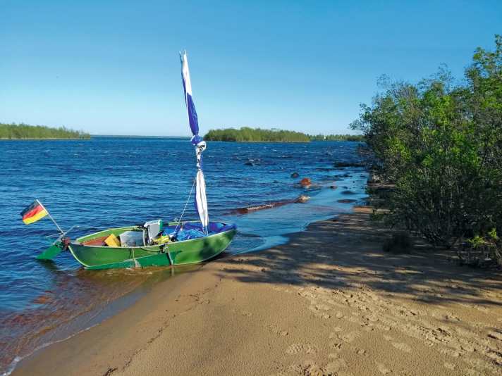   L'insolite petit bateau de croisière au long cours quelque part dans la nature, sur la côte ouest de la Finlande