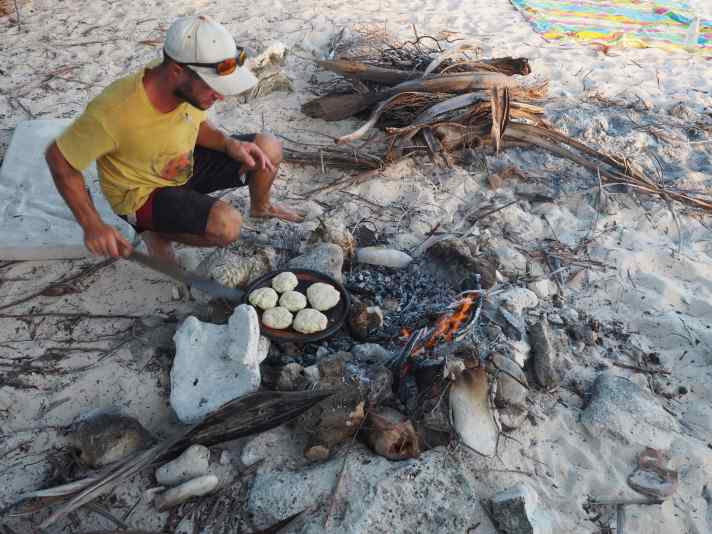   Préparation des repas sur Sandy Island