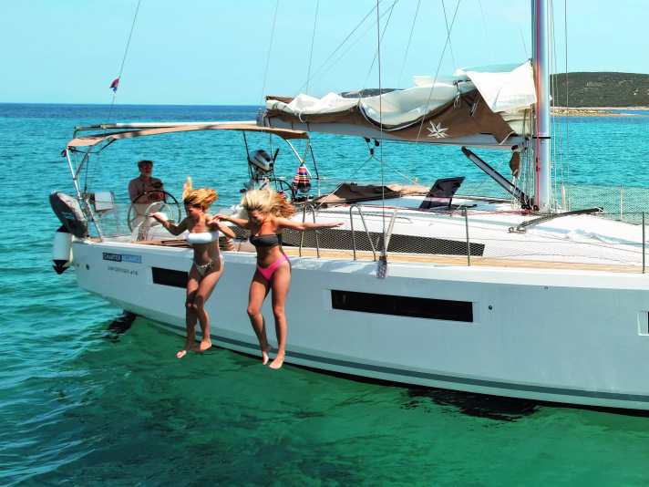 Divertimento balneare per il duo femminile che si trasformerà in marinaio