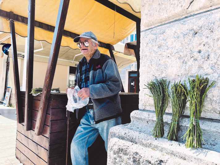 In Mali Losinj verkauft ein Kro­ate wilden Spargel
