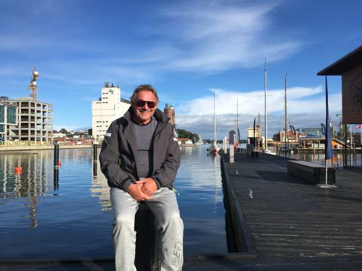 Schon wieder im Hafen, aber dennoch guter Dinge ist Rolf Beckmann, nachdem er heute auf Grund gelaufen ist. „Ich werde hier weiter an den Start gehen, so lange ich das kann“