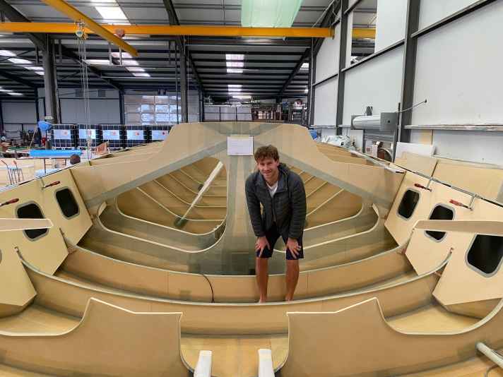 The new Class 40, with which Lennart Burke intends to further his sailing career in the near future, is currently being built in France. In Rostock, the likeable man from Stralsund, who has lived in Hamburg since the beginning of the year, is now competing in the Inclusion World Championships with para-swimmer Katherina Rösler