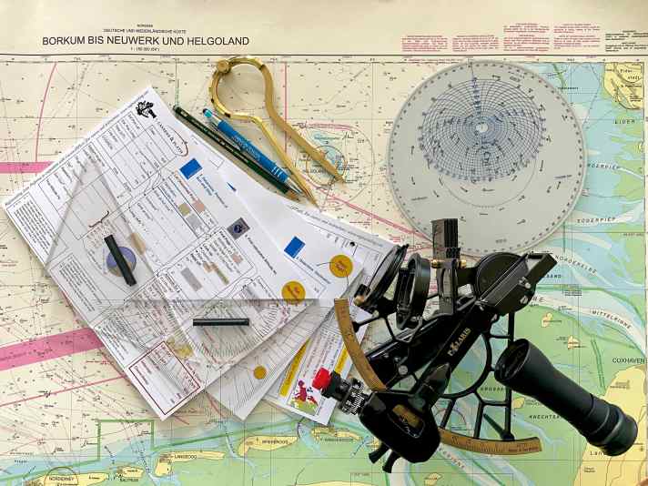 Nouveau : des modèles pour l'astronavigation avec des instructions sur la manière de les utiliser. Cela devrait permettre à ceux qui ne s'intéressent que sporadiquement au sextant et à la mesure des angles de s'en sortir.