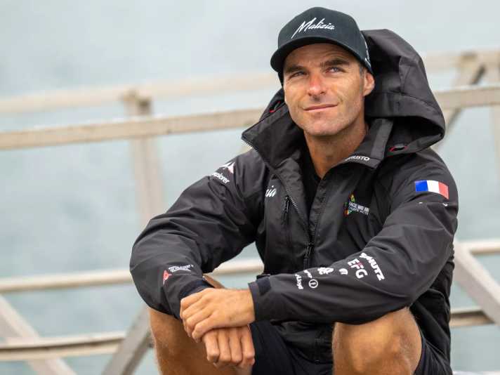 Nicolas Lunven in Team-Malizia-Farben und mit der französischen Flagge seiner Heimat auf dem Arm. Der Franzose kam in diesem Sommer zum Team