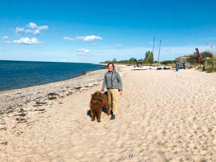 yacht/caro-werner-und-ihr-hund-bosse-am-strand-01_268d3286922bcd98531221564380a5e1
