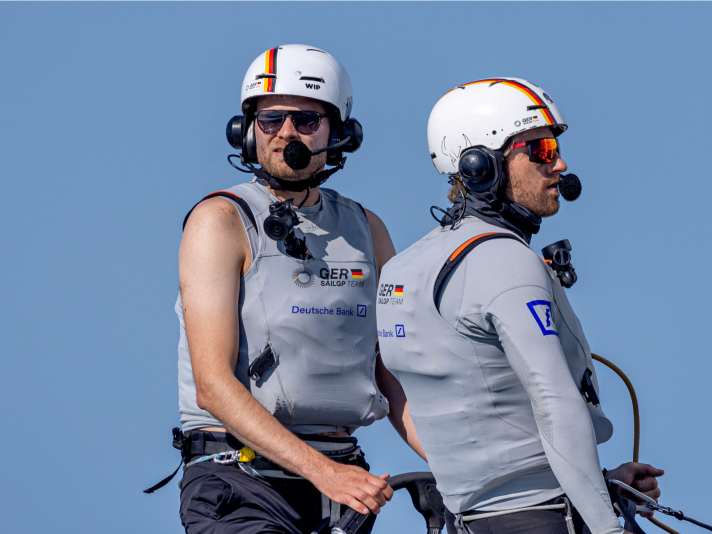 Langjährige Weggefährten: Coach Lennart Briesenick (l.) gemeinsam mit Erik Heil (r.) an Bord des deutschen F50s während eines Trainingsschlags