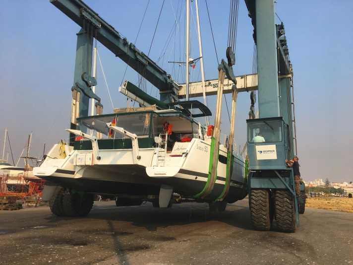 The "JaJapami" comes out of the water for the first time in Portimão. The saildrive gearbox damaged on the Bay of Biscay has to be replaced
