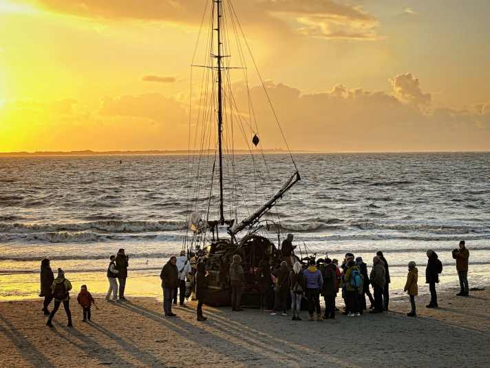 Gut besucht: Skipper und Schiff locken seit der Strandung Schaulustige an