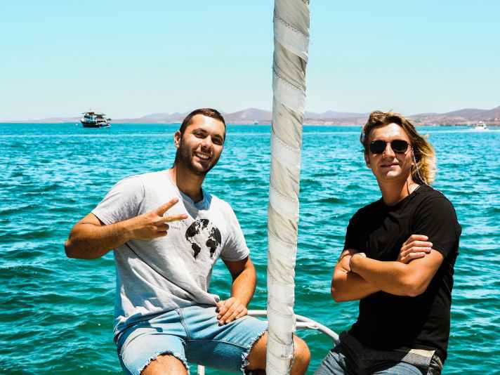 Tim Hund (l.) und Vincent Goymann leben ihren Traum von der großen Reise um die Welt