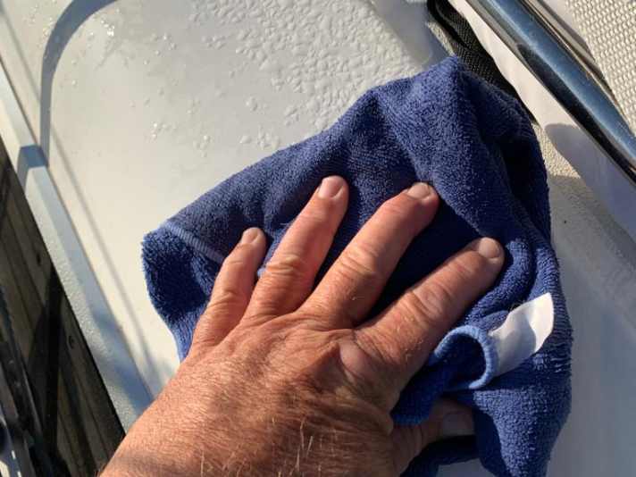 Con un panno in microfibra, l'abitacolo può essere non solo asciugato, ma anche pulito.