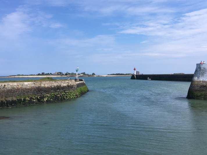 Der Hafen von Saint-Vaast-La-Hougue liegt geschützt hinter einem langen Wellenbrecher mit Leuchtturm. Ihn anzulaufen wäre für die Segler die sicherere Option gewesen.