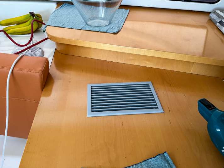 Le diffuseur d'air froid du salon est légèrement excentré dans le salon, l'air froid est soufflé directement sous le plafond du salon, d'où il se répartit dans la pièce.