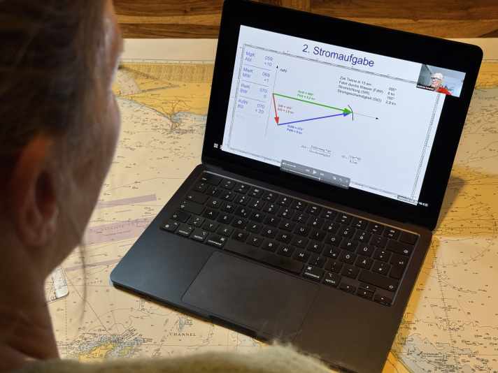 Interaktives Lernen: Übungsaufgaben 
werden am PC erklärt. Gezeichnet 
wird jedoch weiter auf Papier.