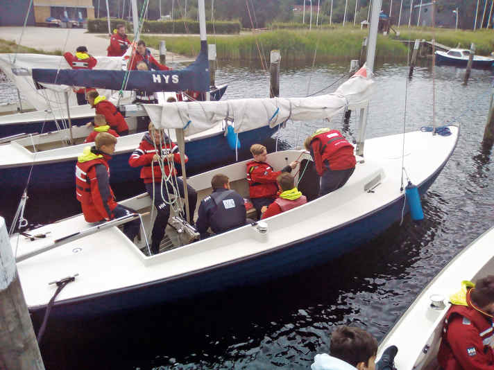 Il supporto educativo esperienziale per i suoi allievi adolescenti in assenza delle ragazze, qui al DHH di Glücksburg, fa parte del programma offerto dall'entusiasta istruttore di vela Koch.