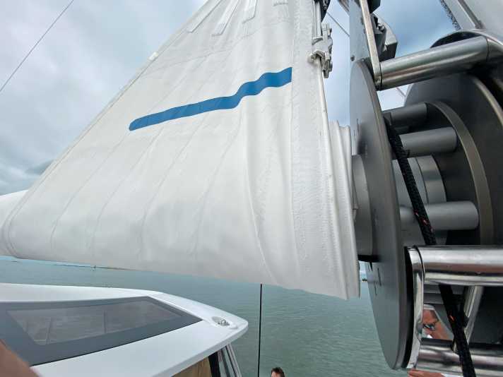 The sail is wound with a taut halyard during recovery. This ensures correct guidance, but also exposes the cloth to high tensile loads. Creases are unavoidable