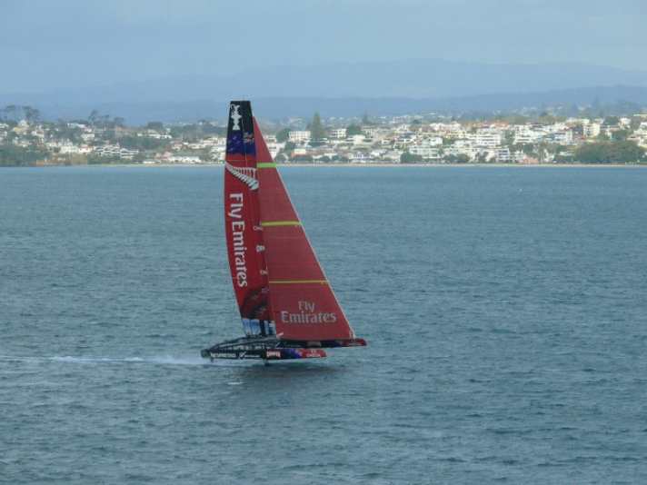 Dieses Bild ging um die Welt: die erste veröffentlichte Sichtung des ersten foilenden Katamarans beim America’s Cup