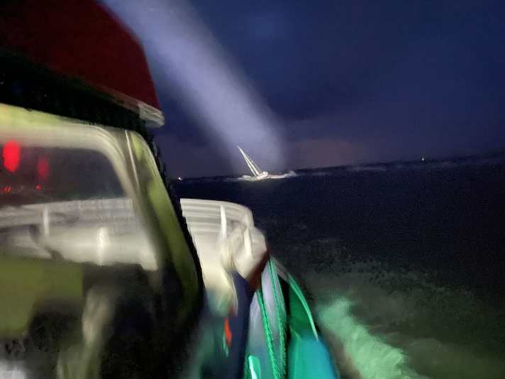 Auch bei Nacht im Einsatz: Die Seenotretter kommen der gestrandeten Yacht zu Hilfe