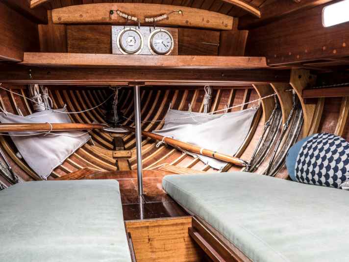 Le salon n'offre que peu d'espace de vie pour l'équipage
